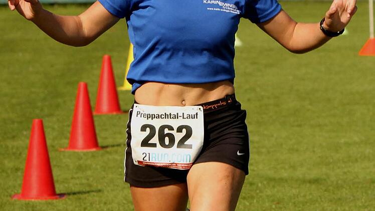 Alina Beierlieb von der LG Veitenstein in Siegerpose beim Zieleinlauf über sechs Kilometer