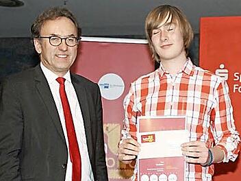 Ewald Meier (l.) zeichnet Tim Bierfelder für dessen großes soziales Engagement aus.  Foto: Sylvia Hubele
