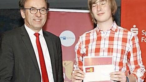 Ewald Meier (l.) zeichnet Tim Bierfelder für dessen großes soziales Engagement aus.  Foto: Sylvia Hubele