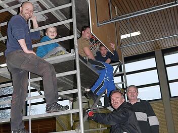 Die Mitglieder des Karnevalsvereins Weidach müssen alle mit anpacken, damit die Schulturnhalle zur Faschingshochburg wird. Foto: Berthold Köhler