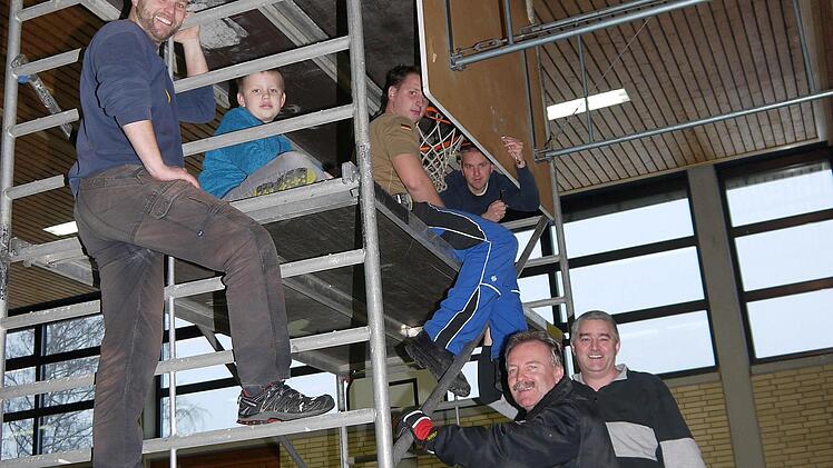 Die Mitglieder des Karnevalsvereins Weidach müssen alle mit anpacken, damit die Schulturnhalle zur Faschingshochburg wird. Foto: Berthold Köhler