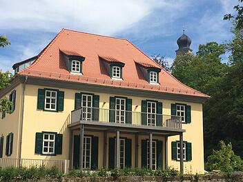 Das ehemalige Beamtenhaus erstrahlt in neuem Glanz. Im Hintergrund spitzt der Turm von Schloss Callenberg aus den Bäumen. Fotos: Oliver Schmidt