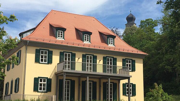Das ehemalige Beamtenhaus erstrahlt in neuem Glanz. Im Hintergrund spitzt der Turm von Schloss Callenberg aus den Bäumen. Fotos: Oliver Schmidt