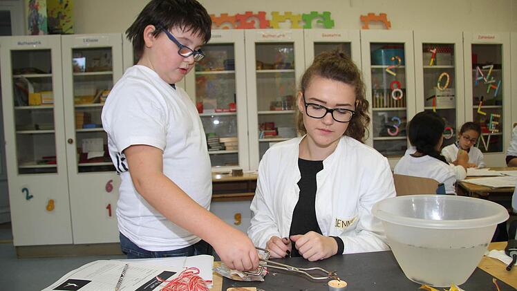 Nägel und Alufolie brennen nicht, fand Julian Pittroff heraus.