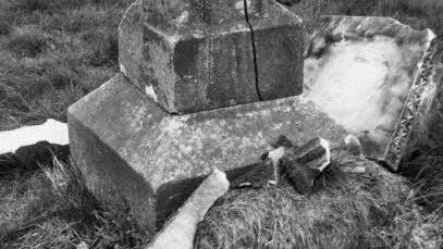 Vollständig zertrümmert lag die historische Marter in Hirschfeld.