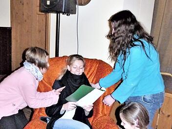 Carolin Posmik (im Sessel) probt mit den "Teufelskindern" Celina Krapp, Linda Dörfer und Sophie Dörnhöfer eine Szene. Fotos: Werner Reißaus