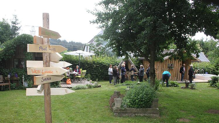 Wein-Lounge, Sauna, Wellnessbereich, Backofen und Pool - im Garten von Bianca G&ouml;bel in Walberngr&uuml;n ist f&uuml;r alles Platz.