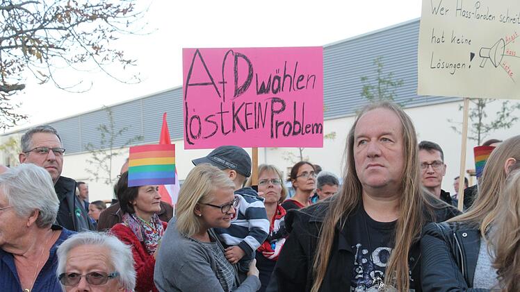 Rund 400 Menschen demonstrierten gestern vor der Fortuna Kulturfabrik in Höchstadt  während eines Wahlkampfauftritts der AfD-Politikerin Alice Weidel. Foto: Christian Bauriedel