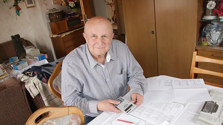 Franz Gebhart hat mit dem Taschenrechner nachgerechnet, wie sehr Unterfranken aus seiner Sicht bei der Landtagswahl benachteiligt wurde und wer alles in den Landtag einziehen müsste, wenn das mittelfränkische Ergebnis auf alle Bezirke angewandt würde.  Foto: Ralf Ruppert