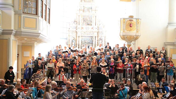 Der Deutsche Ärztechor und das Deutsche Ärzteorchester proben unter der musikalischen Leitung von Alexander Mottok für ihr Benefizkonzert, das am Samstag in derMorizkirche stattfindet.Foto: Jochen Berger