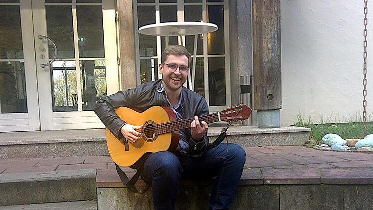 Benjamin Haupt mit seinem bevorzugten Instrument - der Gitarre - an der Bayerischen Musikakademie in Hammelburg. Foto: Bastian Reusch