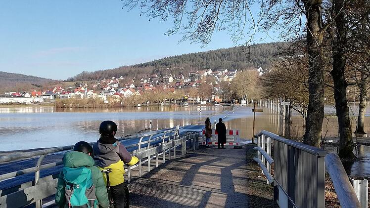 Die Zufahrt von Aschach nach Bad Bocklet ist derzeit nicht befahrbar.  Foto: Sigismund von Dobschütz