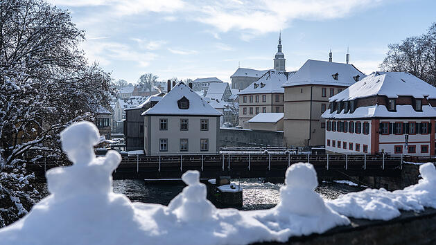 Bamberg im Schnee: Die Altstadt erstrahlt in winterlichem Wei&szlig;. Verziert durch kleine Schneeskulpturen, zeigt sich die fr&auml;nkische Domstadt in stimmungsvoller winterlicher Atmosph&auml;re.