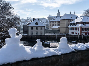 Bamberg im Schnee: Die Altstadt erstrahlt in winterlichem Wei&szlig;. Verziert durch kleine Schneeskulpturen, zeigt sich die fr&auml;nkische Domstadt in stimmungsvoller winterlicher Atmosph&auml;re.