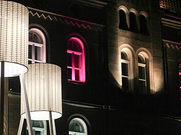 Das beleuchtete Pfarrzentrum bei "Kronach leuchtet" im vergangenen Jahr. Foto: Archiv/Michael Gründel