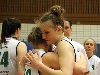 Entt&auml;uschte DJK-Damen: Mara M&uuml;nder (l.) und Alina Hartmann tr&ouml;sten sich gegenseitig. Foto: sportpress