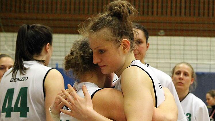 Entt&auml;uschte DJK-Damen: Mara M&uuml;nder (l.) und Alina Hartmann tr&ouml;sten sich gegenseitig. Foto: sportpress