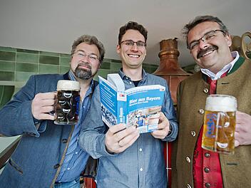 Die beiden Autoren des Buches "Bier aus Bayern - Bavarian Beer Guide", Markus Raupach (von links) und Bastian Böttner, stehen in München (Bayern) zusammen mit dem Besitzer der "Forschungsbrauerei", Manfred Silbernagl, vor einem Sudkessel. Laut den Verfassern wurden für die "Bier-Bibel" erstmals alle bayerischen Brauereien unter die Lupe genommen und auf ihre Besonderheiten untersucht. Foto: Nicolas Armer/dpa