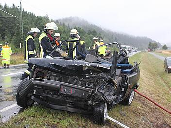 Der Golffahrer musste von der Feuerwehr aus dem Fahrzeug befreit werden. Foto: Alexander Löffler