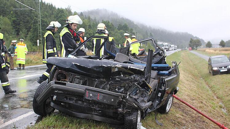 Der Golffahrer musste von der Feuerwehr aus dem Fahrzeug befreit werden. Foto: Alexander Löffler