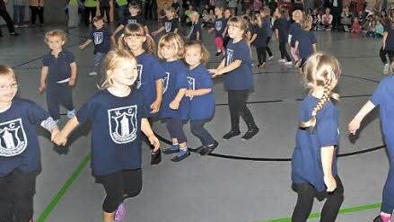 Die Bambini sind voll bei der Sache und werden von Mama, Papa, Onkel, Oma und Tante angefeuert