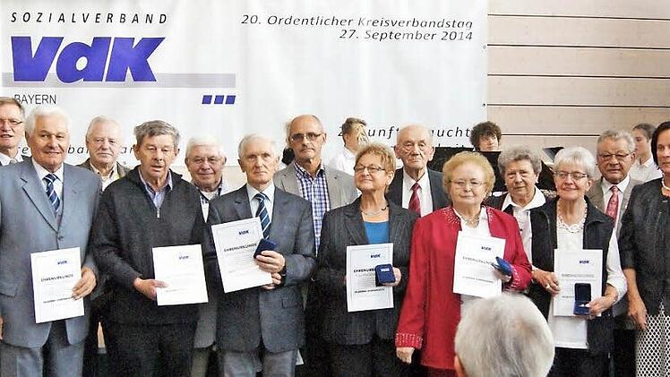Gruppenbild mit Damen: die geehrten ehrenamtlichen VdK-Mitarbeiterinnen und Mitarbeiter mit ihren Urkunden. Foto: p