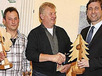 Landrat Hermann Ulm (r.) gratuliert den beiden Preisträgern Georg Roppelt (l.) und Leo Voit aus Kersbach.  Foto: Erlwein