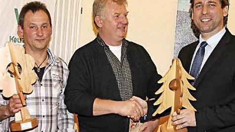 Landrat Hermann Ulm (r.) gratuliert den beiden Preisträgern Georg Roppelt (l.) und Leo Voit aus Kersbach.  Foto: Erlwein