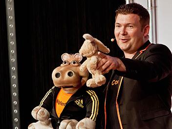 Sebastian Reich und Nilpferddame Amanda begeistern in Coburg. Foto: Jochen Berger