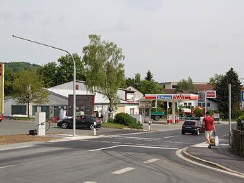 Die Vorarbeiten sind erledigt, in Betrieb genommen wird die neue Ampel in Höhe des Rewe-Marktes am Freitag vor dem Pfingstfest. Foto: Matthias Beetz