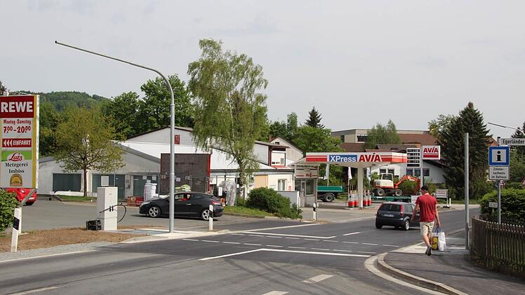 Die Vorarbeiten sind erledigt, in Betrieb genommen wird die neue Ampel in Höhe des Rewe-Marktes am Freitag vor dem Pfingstfest. Foto: Matthias Beetz