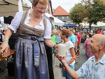 Nach geglücktem Bieranstich durch Monika Hohlmeier, teilte die Europa-Abgeordnete ordentlich aus - Bier vom Fass. Foto: Markus Häggberg