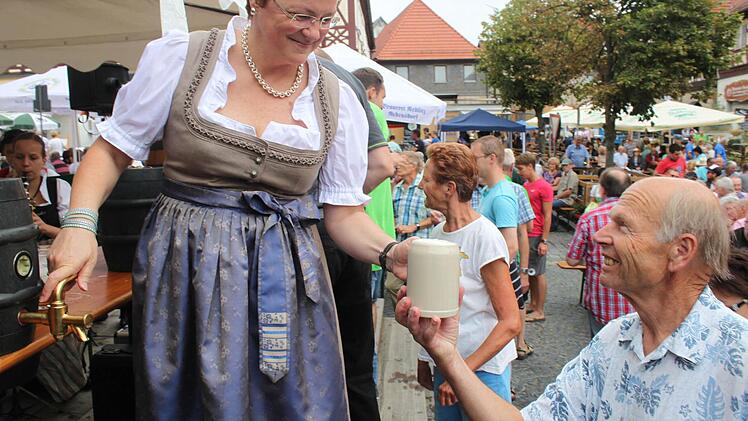 Nach geglücktem Bieranstich durch Monika Hohlmeier, teilte die Europa-Abgeordnete ordentlich aus - Bier vom Fass. Foto: Markus Häggberg
