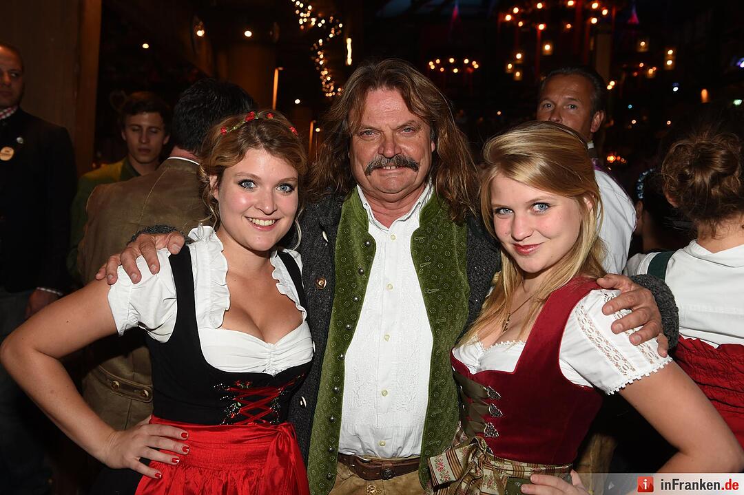 Der Musikproduzent und Musiker Leslie Mandoki und seine Töchter Lara (l) und Julia posieren am 23.09.2015 in München (Bayern) auf dem Oktoberfest bei der Radio Gong Wiesn im Weinzelt. Die 182. Wiesn dauert bis zum 04.10.2015 und wird wieder rund sechs Millionen Besucher aus aller Welt anlocken. Foto: Felix Hörhager/dpa