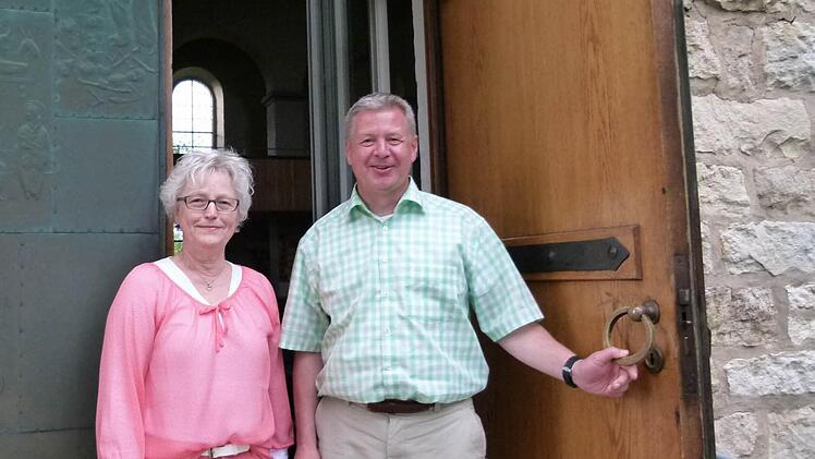 Pfarrer Diethard Buchstädt und Vertrauensfrau Babsi Gardill freuen sich über ein reiches Gemeindeleben.