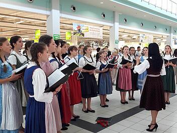 Die Singenden Herzen aus der Ukraine unterhielten auch in einem Einkaufsmarkt ihr Publikum.  Foto: Franz Galster