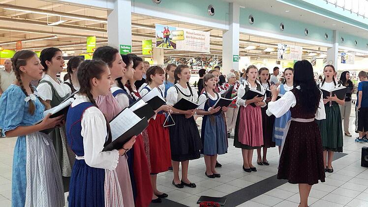 Die Singenden Herzen aus der Ukraine unterhielten auch in einem Einkaufsmarkt ihr Publikum.  Foto: Franz Galster