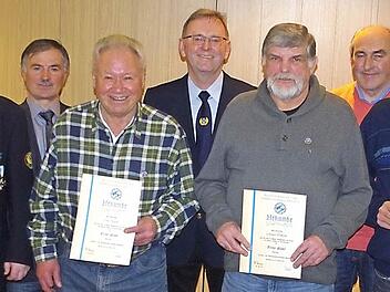 Die KSK Steinberg freut sich über die Ehrung langjähriger Mitglieder. Das Bild zeigt (von links) Vorsitzenden Johannes Baier, Zweiten Bürgermeister Gerhard Eidelloth, Otto Zipfel, Zweiten Vorsitzenden Udo Jakob, Otmar Eidloth, Matthias Haderlein und Manfred Gerber.  Foto: Heike Schülein