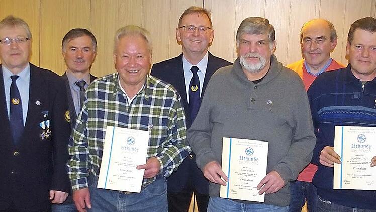 Die KSK Steinberg freut sich über die Ehrung langjähriger Mitglieder. Das Bild zeigt (von links) Vorsitzenden Johannes Baier, Zweiten Bürgermeister Gerhard Eidelloth, Otto Zipfel, Zweiten Vorsitzenden Udo Jakob, Otmar Eidloth, Matthias Haderlein und Manfred Gerber.  Foto: Heike Schülein