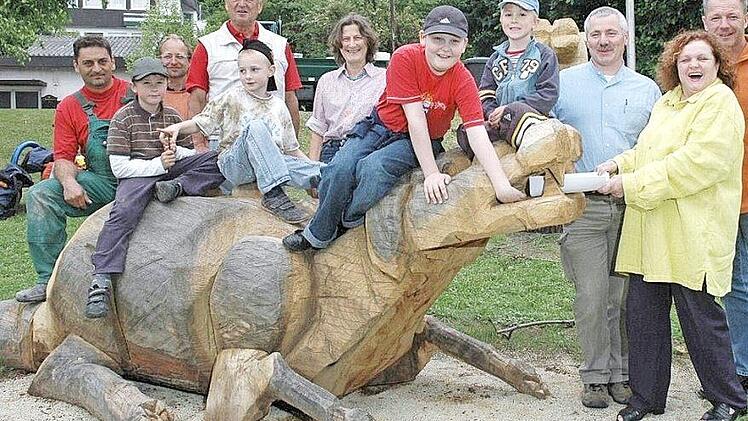 Ein Bild aus vergangenen Tagen: Der Kinderstadtrat Creidlitz sorgte 2009 dafür, dass der neue Drachenspielplatz so umgesetzt wurde, wie Kinder es sich vorstellen. "Beispielhaft" nannte Dritter Bürgermeister Thomas Nowak die Gemeinschaftsleistung in Creidlitz. "Da haben wirklich alle mitgeholfen", erinnert sich auch Amtsleiter Reinhold Ehl. Fotos: CT-Archiv/ Christiane Lehmann