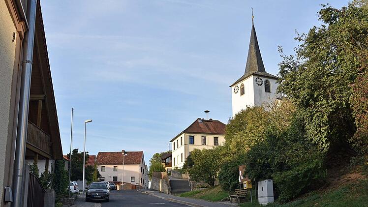 Ein Schock für den Gemeinderat Gädheim war die Nachricht, dass der Kanal und alle Hausanschlüsse in der Kreisstraße in Greßhausen zwischen Feuerlöschteich und Kastanien komplett erneuert werden müssen.Ulrike Langer