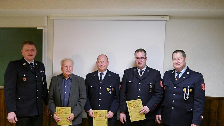 Ehrungen für langjährige Mitgliedschaft im Feuerwehrverein (von links):  Kommandant Harald Schüssler, Willi Müller (50 Jahre), Steffen Schneider (30 Jahre), Jürgen Friedrich (20 Jahre) und  Vorsitzender Reiner Förg. Foto: Oswald Türbl