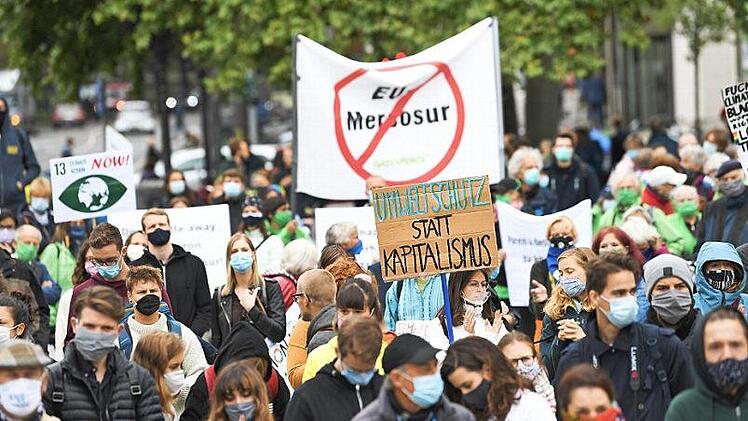 Demonstranten von Fridays for Future in Frankfurt kritisieren das geplante Abkommen. Foto: Arne Dedert, dpa