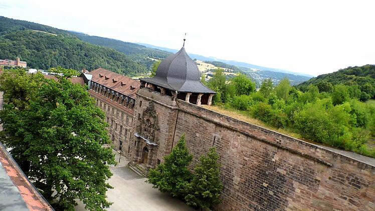 Im Kasernenhof sollen k&uuml;nftig wieder Autos parken d&uuml;rfen.  Foto: Holger Peilnsteiner