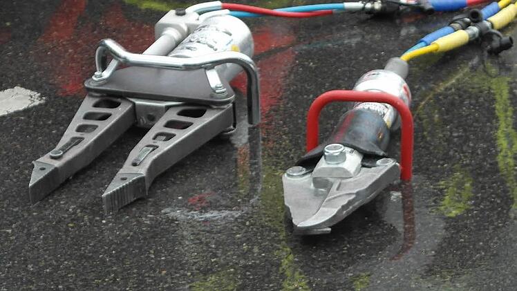 Mit diesen "Beißzangen" wird ein Autodach ohne großen Kraftaufwand abgesägt.