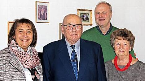Gabi Klau&szlig;ner (l.) und Gerald Brehm (2. v. r.) geh&ouml;rten zu den Gratulanten von Martha und Albrecht B&auml;r. Foto: Johanna Blum