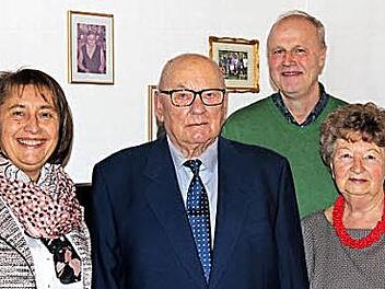 Gabi Klaußner (l.) und Gerald Brehm (2. v. r.) gehörten zu den Gratulanten von Martha und Albrecht Bär. Foto: Johanna Blum