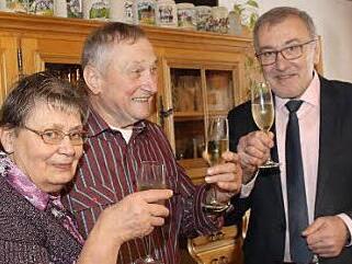 Leni und Konrad Diestler mit Bürgermeister Helmut Krämer  Foto: wind