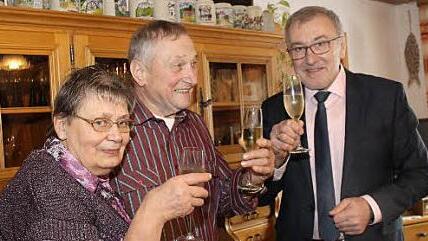 Leni und Konrad Diestler mit Bürgermeister Helmut Krämer  Foto: wind
