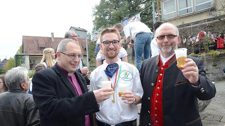 Auch sie lassen sich den Gerstensaft schmecken. Von links Pfarrer Christof Teille, Kerwa- Bürgermeister David Gödel und Bürgermeister Egon Herrmann. Foto: Karl-Heinz  Hofmann